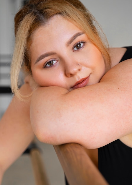 Photo gratuite formation de danseuse professionnelle grande taille vue de face