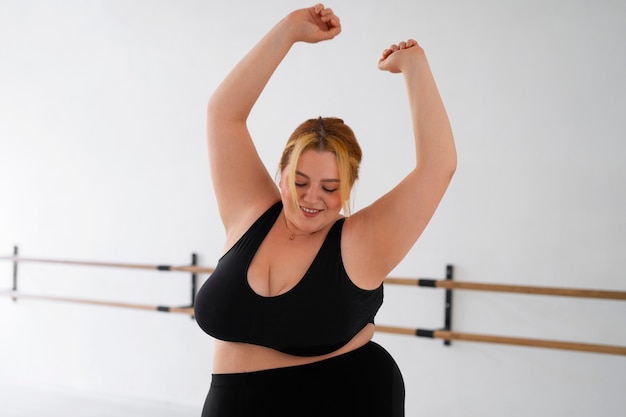 Photo gratuite formation de danseuse professionnelle grande taille vue de face