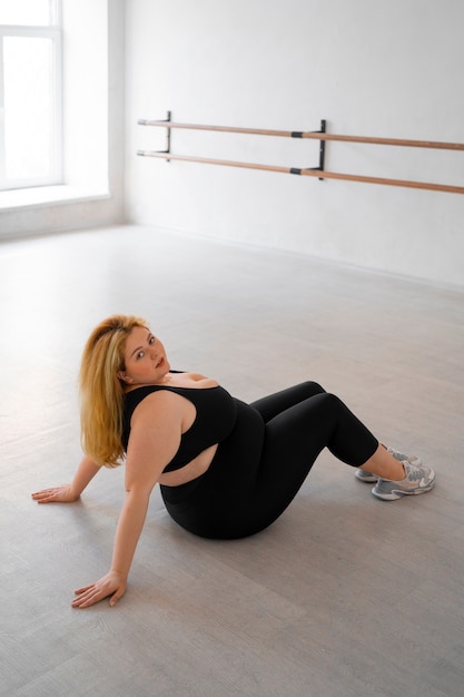 Photo gratuite formation de danseuse professionnelle taille plus complète