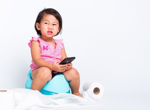 Mignon Petit Bebe Asiatique De 18 Mois Bebe Fille Enfant Assis Sur Pot Et Lire Un Livre Dans La Salle De Jeux A La Maison Avec Des Jouets Et Des Ours En Mignon Petit Bebe Asiatique De 18 Mois Bebe Fille Enfant Assis Sur Pot Et Lire Un Livre Dans La Salle De Jeux A La Maison Avec Des Jouets Et Des Ours En