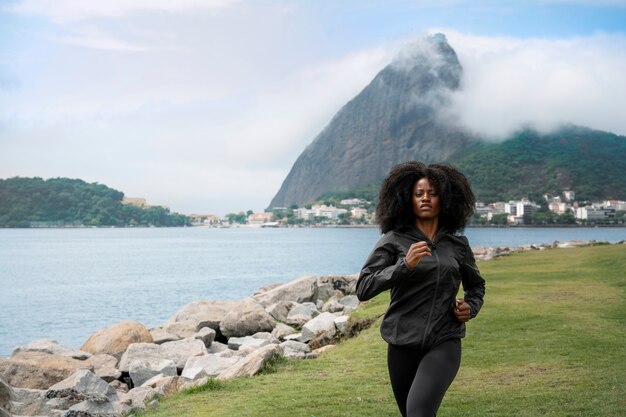 Photo gratuite formation féminine en plein air