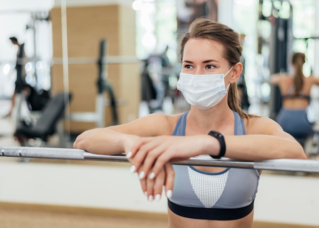 Formation De Femme Au Gymnase Pendant La Pandémie Avec Masque