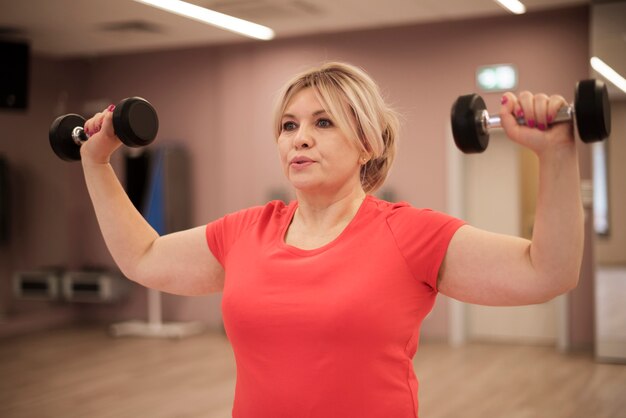 Formation de femme avec des haltères