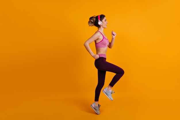 Formation de femme inspirée au casque