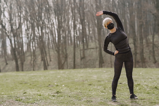 Formation de femme masquée pendant le coronavirus