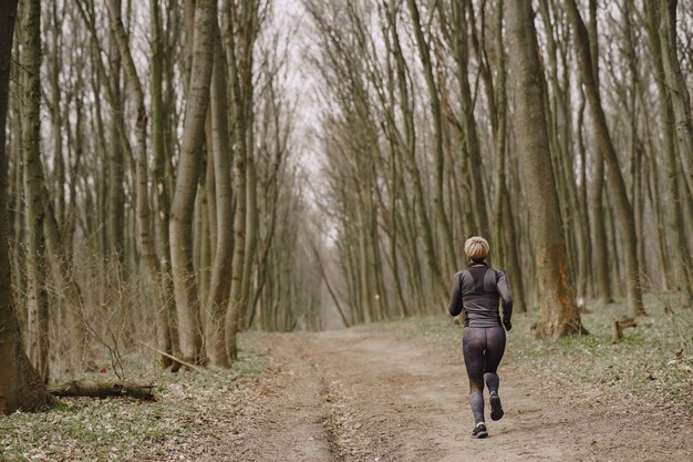 Formation de femme masquée pendant le coronavirus