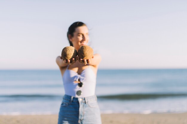 Photo gratuite formation de femme avec des noix de coco