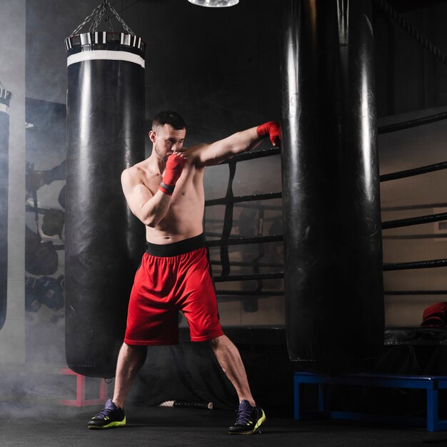 Formation de l'homme pour la compétition de boxe