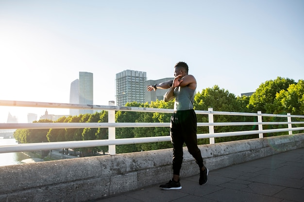 Photo gratuite formation jeune adulte à la musculation