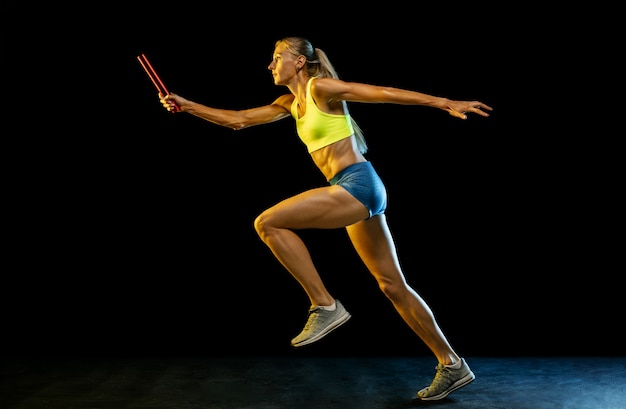 Photo gratuite formation professionnelle de coureur de relais féminin sur studio noir