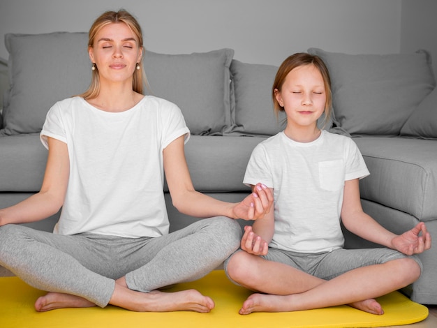 Photo gratuite formation de yoga pour mère et fille