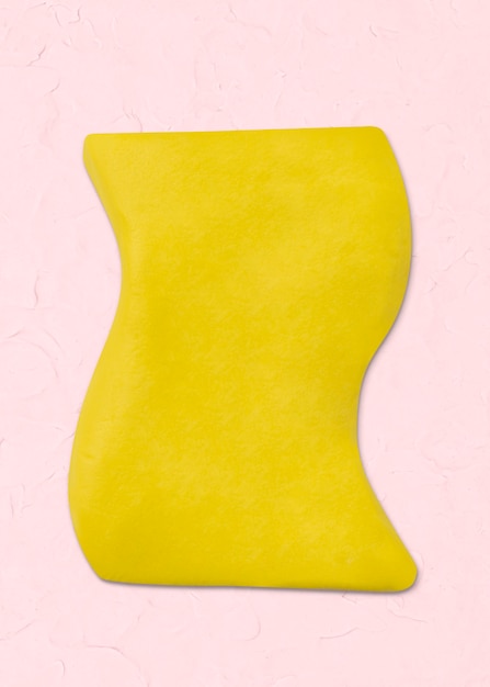 Forme abstraite d'argile artisanale forme texturée irrégulière en art créatif bricolage jaune