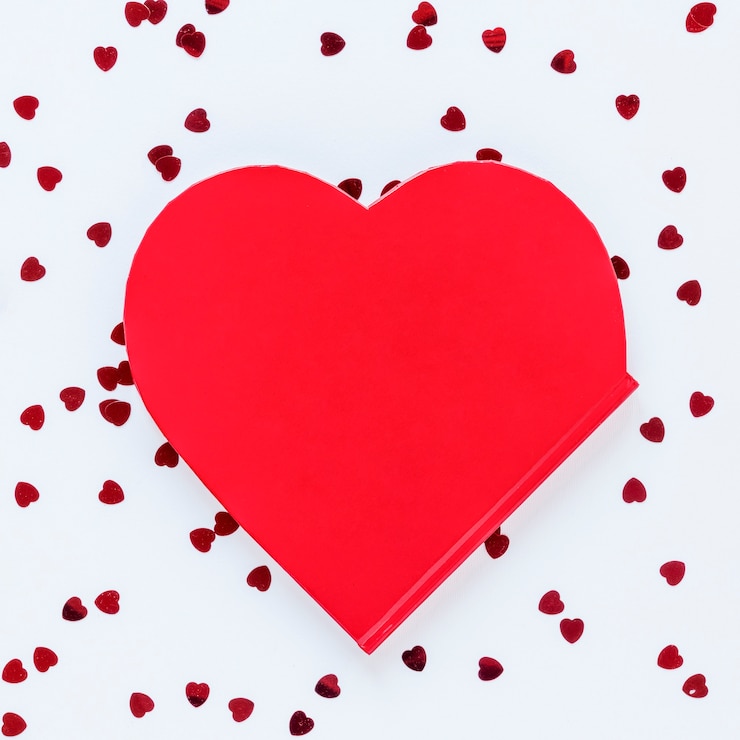 Photo gratuit forme de coeur avec des confettis pour la saint-valentin