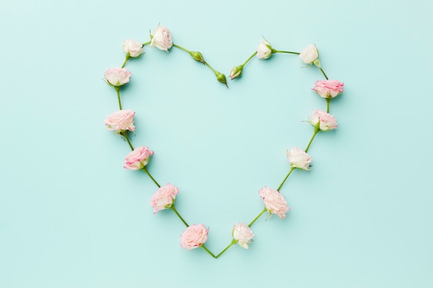 Photo gratuite forme de coeur faite de fleurs vue de dessus
