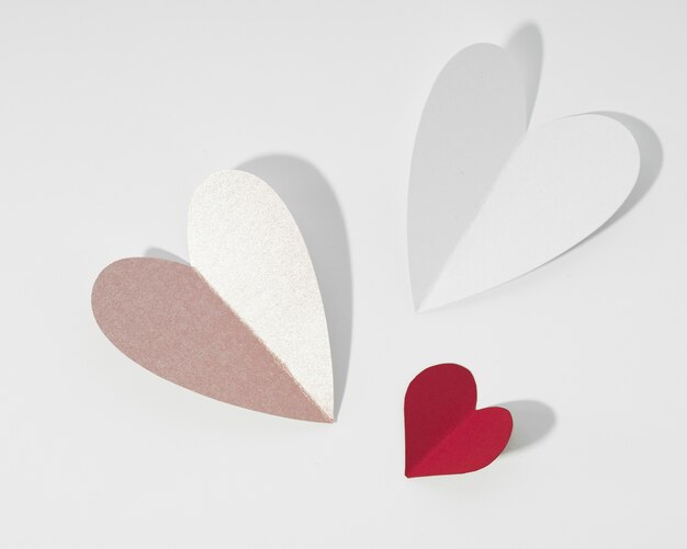 Forme de coeur en papier blanc et rouge