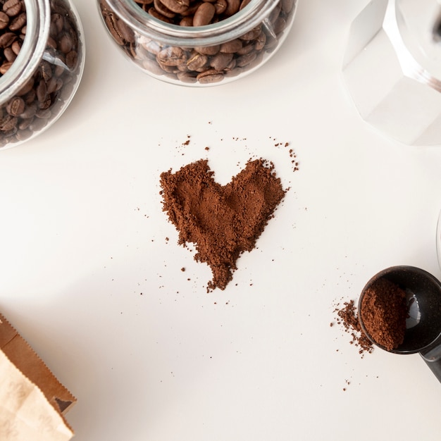 Photo gratuite forme de coeur en poudre de café