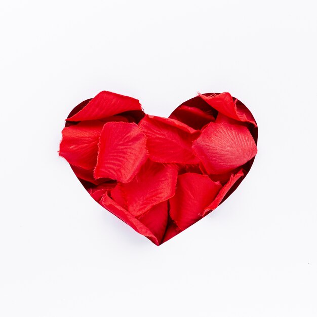 Forme de coeur Saint Valentin avec pétales de rose