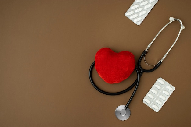 Photo gratuite forme de coeur et stéthoscope pour sujets médicaux