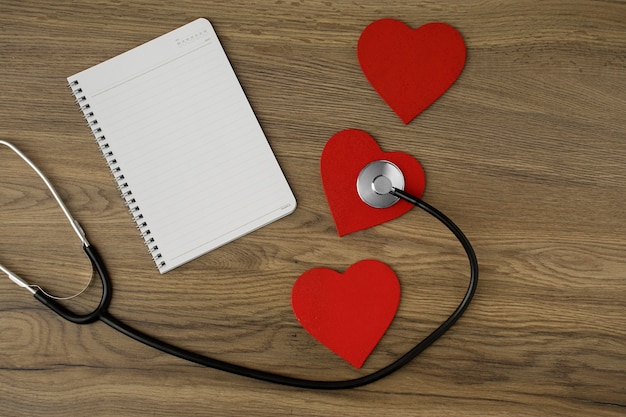 Photo gratuite forme de coeur et stéthoscope pour sujets médicaux