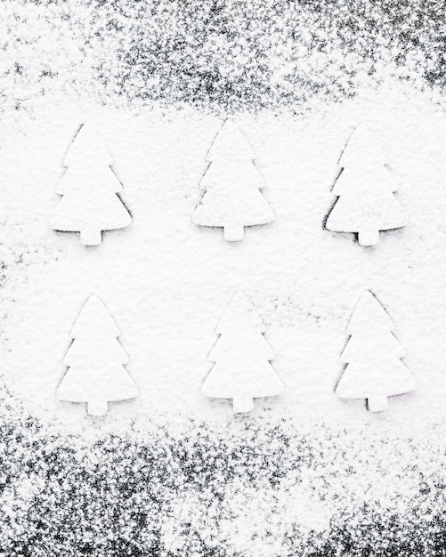 Formes d&#39;arbres sur la neige