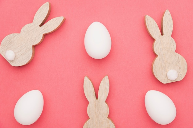 Formes de lapin et oeufs sur table