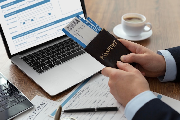Photo gratuit formulaire de demande de visa sur ordinateur portable