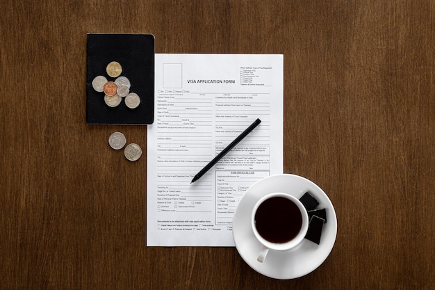 Formulaire de demande de visa sur une table en bois pour l'enregistrement du traitement des visas à plat