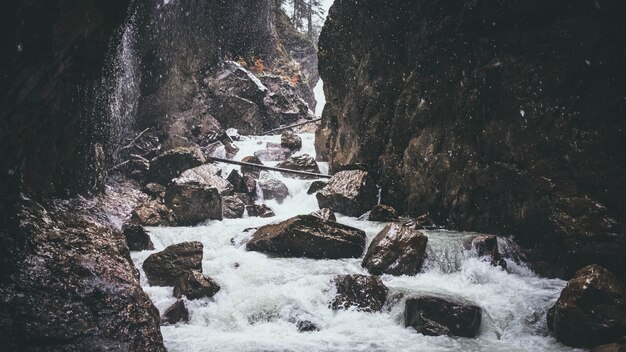 Avec un fort courant traversant les rochers