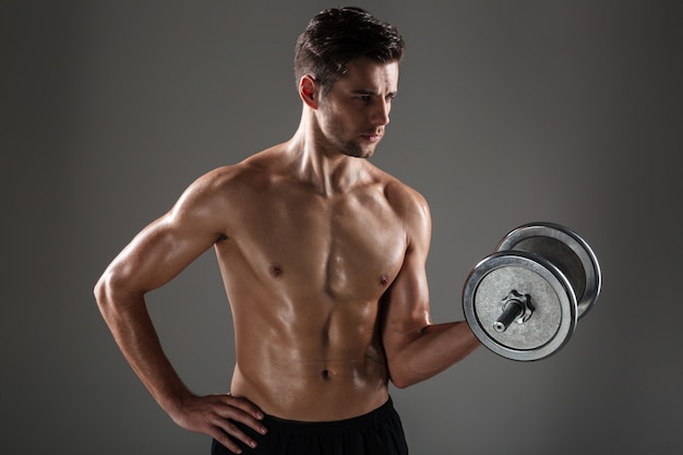 Fort jeune homme concentré de sport faire des exercices de sport