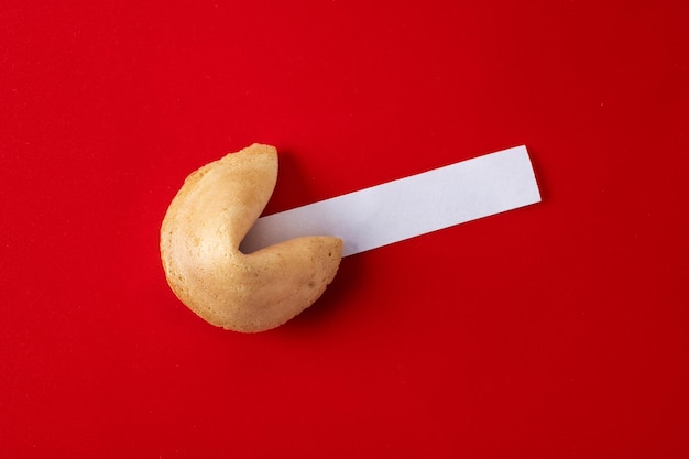 Photo gratuite fortune cookie traditionnel sur fond rouge