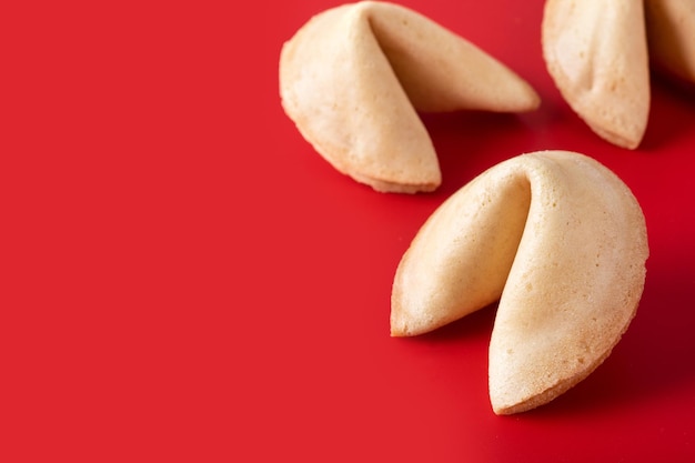 Fortune cookies traditionnels sur fond rouge