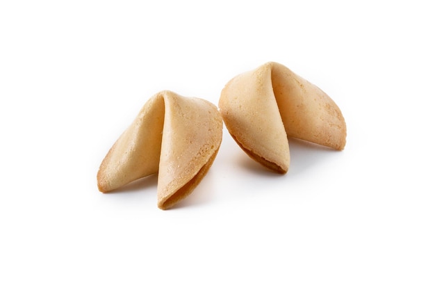 Fortune cookies traditionnels isolés sur fond blanc