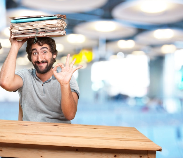 fou jeune homme avec l&#39;expression table