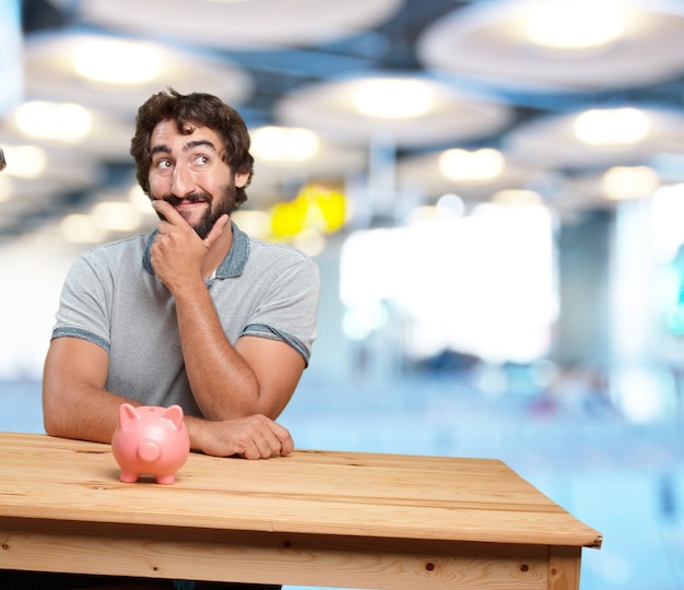 fou jeune homme avec l&#39;expression table