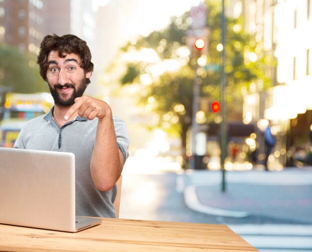 fou jeune homme avec l&#39;expression table