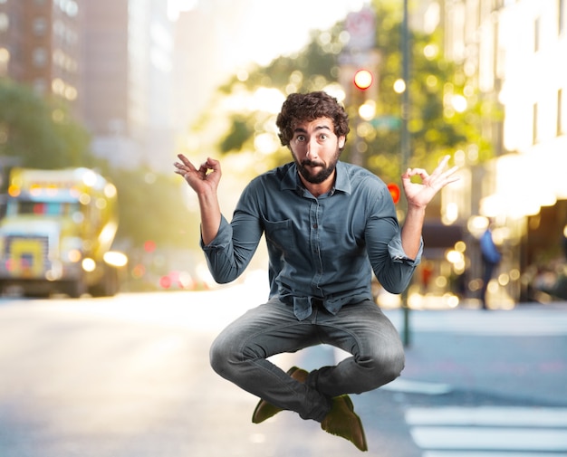 fou jeune homme sauter. heureuse expression