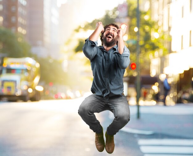 fou jeune homme sauter. heureuse expression