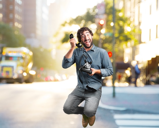 fou jeune homme sauter. heureuse expression