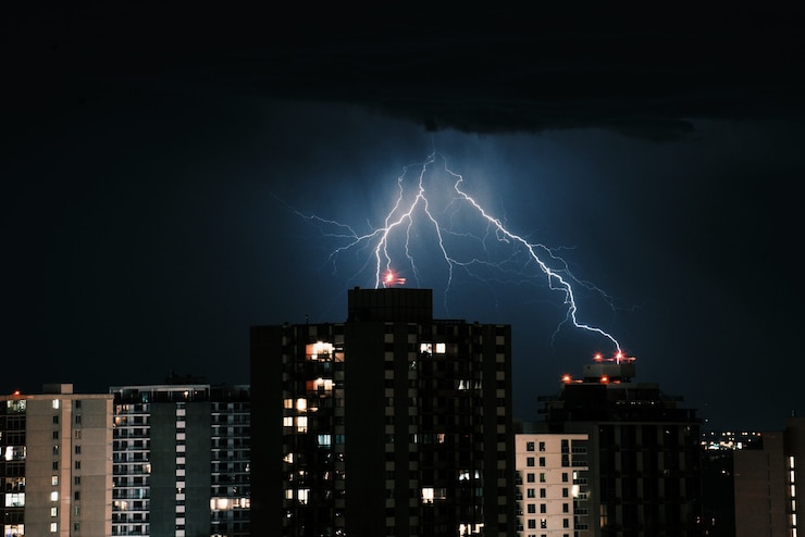 Photo gratuit la foudre dans le ciel sombre sur les bâtiments de la ville pendant la nuit