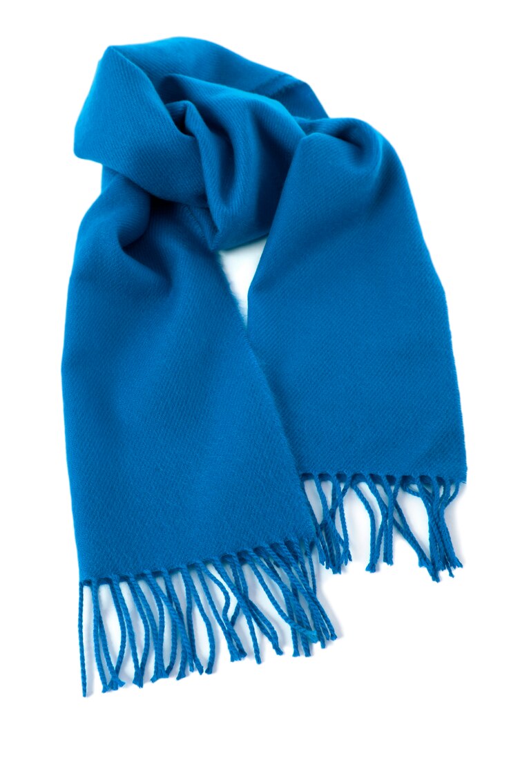 Photo gratuit foulard d&#39;hiver rouge isolé sur fond blanc.