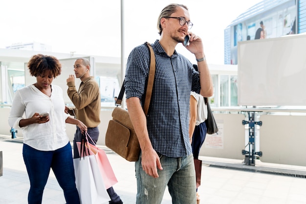 Foule de gens avec des téléphones