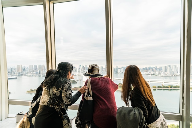 Une foule de touristes et habitants apprécient la vue sur la baie de Tokyo d&#39;Odaiba dans un après-midi nuageux d&#39;automne.