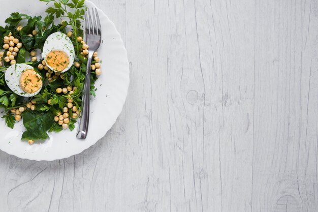 Fourchette sur une assiette avec une salade