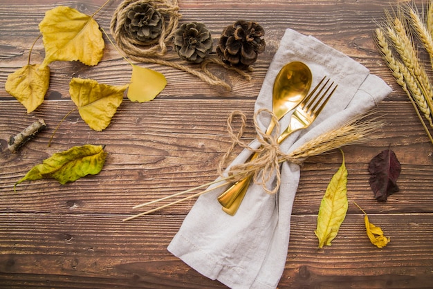 Photo gratuite fourchette d'or et cuillère sur table