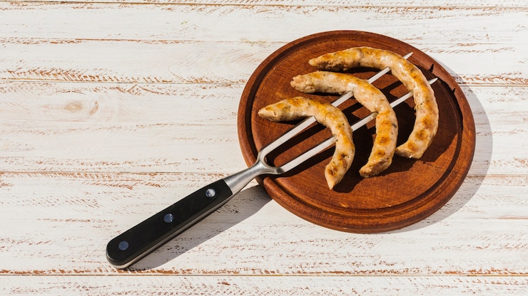 Photo gratuit fourchette, à, saucisses rôti, sur, plateau