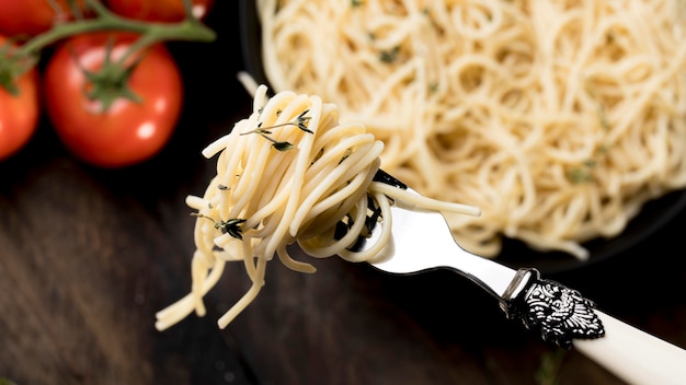 Fourchette avec des spaghettis frais