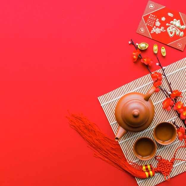 Fourniture de cérémonie du thé sur une serviette en bambou