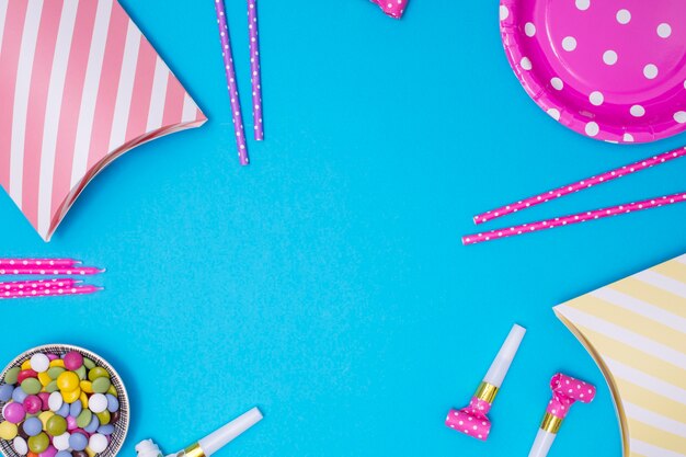 Fournitures d&#39;anniversaire girly avec espace copie sur fond bleu