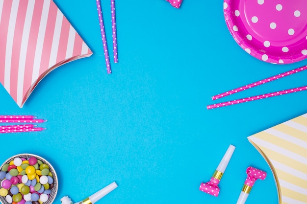 Fournitures d&#39;anniversaire girly avec espace copie sur fond bleu