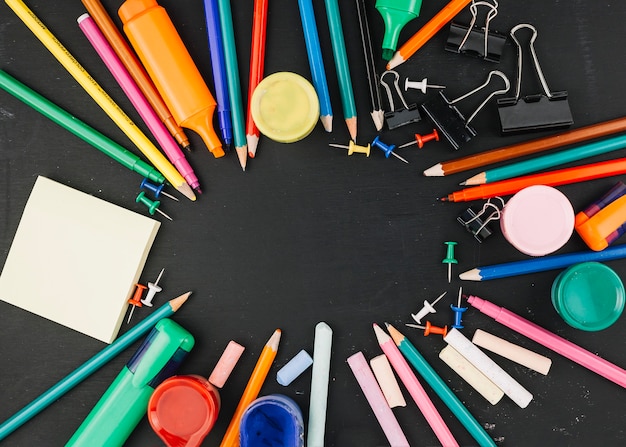 Fournitures de bureau couché au cercle